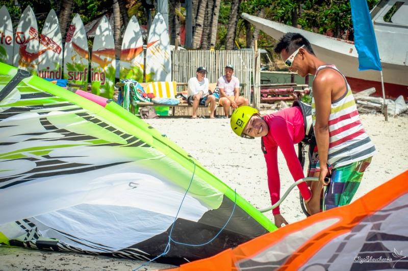 Daily IKO-Kite courses from Level 1 to 3 at Funboard Center Boracay with multilingual Kite-Instructor.