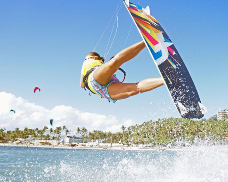 DAs Funboard Center Boracay bietet jede art von Kiteschulungen und bringt jeden Kiter in die Luft.