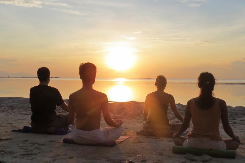 Sunrise-Yoga at Bulabog Beach for all early birds before your first Kite-or windsurfing lesson.