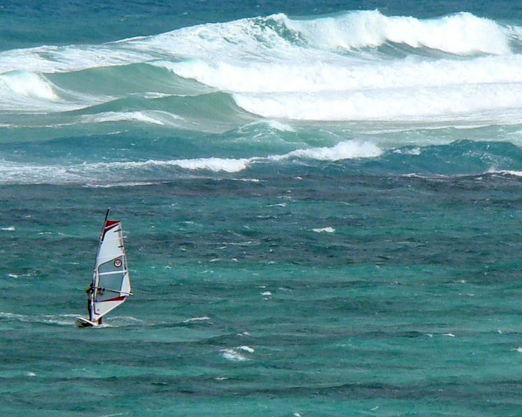 Bulaboh zeigt sich an stürmischen Tagen mit masthohen Wellen von einer anderen Seite.