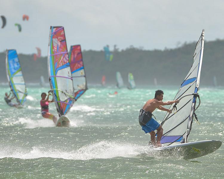Windsurfer verbringen ihr Ferien über Weihnachten oder Chinese New Year am Bulabog Beach auf Boracay Island.