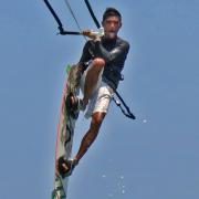Kitesurfen fuer Windsurflehrer Gil vom Funboard Center Boracay schnell gelernt.