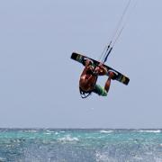 Kitesurflehrer vom Funboard Center Boracay zeigen unhooked Moves.