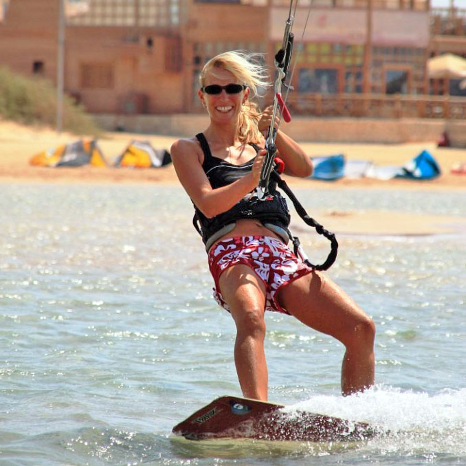 Das Funboard Center Boracay begrüßt Yvonne als neue Kitelehrerin an der Bulabog Beach.