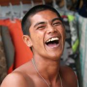 Gilbet hat gut Lachen; er verdient sich als Windsurfleher auf Boracay seinen Lebensunterhalt.
