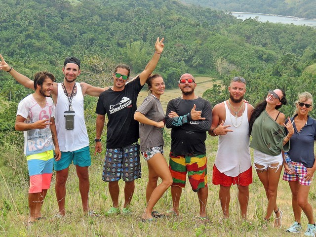 Das Ziel ist erreicht: Das Team vom Funboard Center erreicht den Gipfel von Tablas Island.