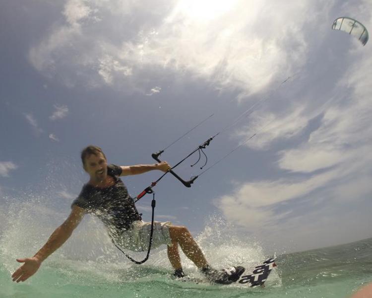 Bestsellautor Rust Young fand als Windsurfer auf Boracay seine PAssion zum Kitesurfen.