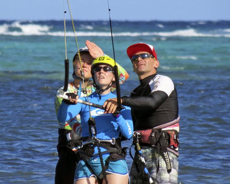 Kitesurfen wird am Funboard Center Boracay mit Spass und höchster Sicherheit vermittelt.