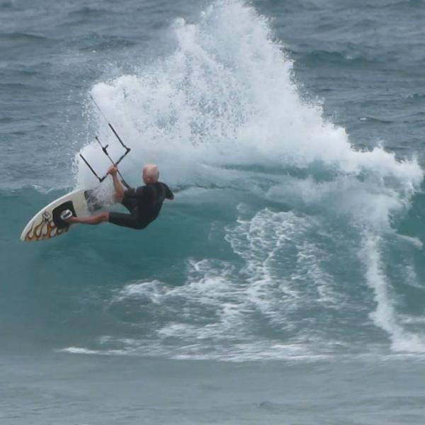 Kitlehrer Simon, gebürtiger Südafrikaner, schuhlt die Saison 2016 am Funboard Center Boracay.