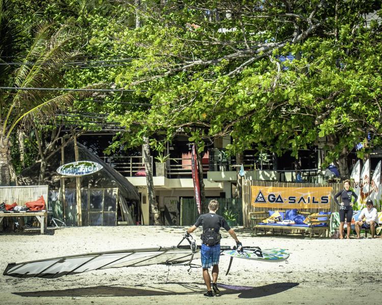 Funboard Center Boracay is directly located at Bulabog Beach and guarantees windsurfers an easy access to the water. 