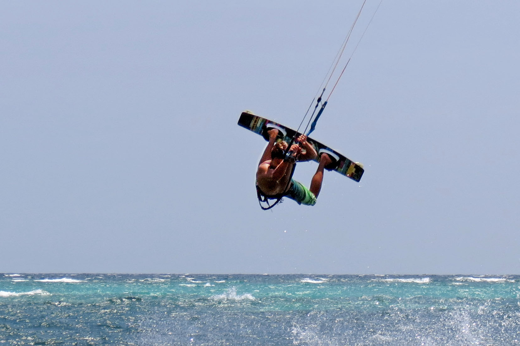 Kitesurf-Instructor Martin from Funboard Center Boracay shows the unhooked Ralley.