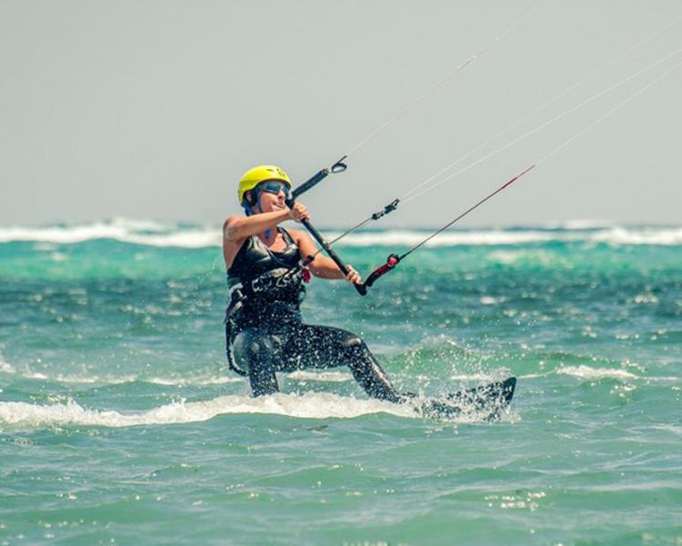 Nadia belegt im Rahmen des YOGA-KITE-CAMPS den IKO-Kiteboarding-Kurs und erreicht Level 2.