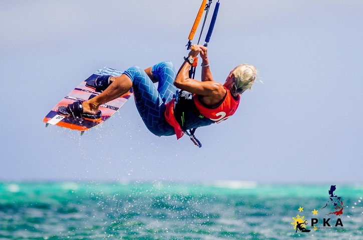 Old school kitesurfing für Simone vom Funboard Center Boracay am PKA auf Boracays Island.