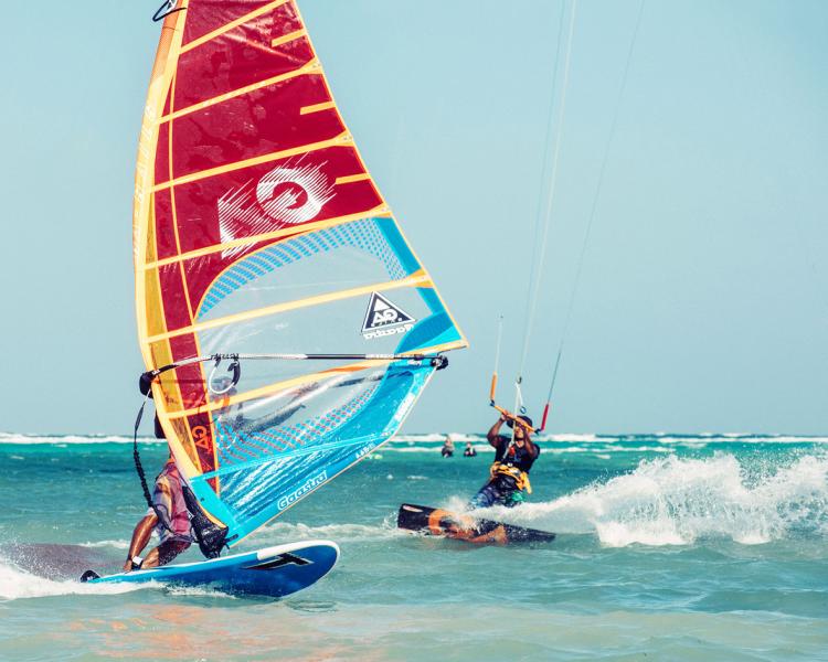 Bulabog auf Boracay bietet Kitern und Windsurfer eines der sichersten Stehreviere.