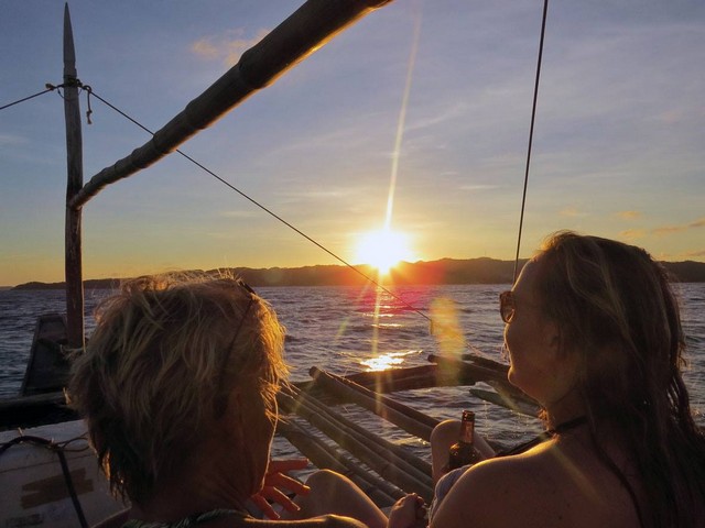 Wir machen den Sonnenuntergang zu einem einzigartigen Erlebnis und fahren mit dem Boot direkt ins Geschehen.