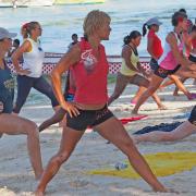 Kitesurfers-bereiten-sich-auf-das-Drachenboot-Rennen-Boracay-vor.