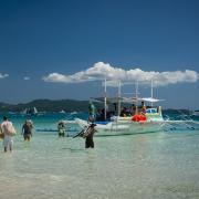 Boatsfahrten mit den einheimischen Ausleger-Booten starten an der White Beach auf Boracay.