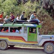 Jeepney gelten als typisches Verkehrsmittel auf den Philippinen.