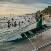 Buntes Treiben an der White Beach von Boracay Island zum Sonnenuntergang.