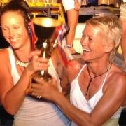 Gold für das Frauenteam an der Siegerehrung vom Internationalen Drachenboat Rennen 2013.