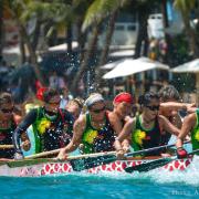 Das Frauenteam von Boracay rudert an der White Beach um die Goldmedaille.