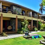Das Reef Retreat Resort mit großzügiger Gartenanlage liegt direkt am Bulabog Beach.