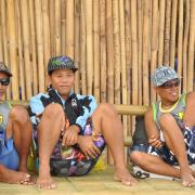 Kite-und Windsurflehrer vom Funboard Center Boracay beobachten das Geschehen am Bulabog Beach.