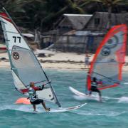 Funboard-Center-Boracay-nur-1-Boje-hinter-der-philippinischen-Windsurferin-Feli